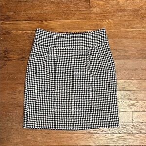 Houndstooth mini skirt size 2 EUC